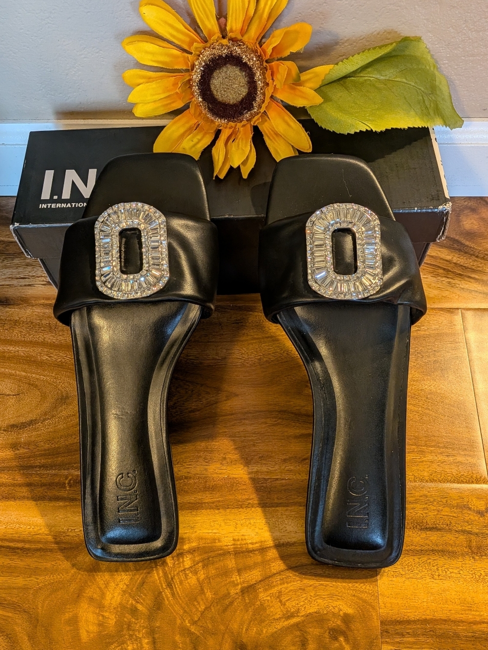 NWT! I.N.C. International Concepts Embellished Buckle Sandals Size 10.5M in BLAC - Picture 3 of 5